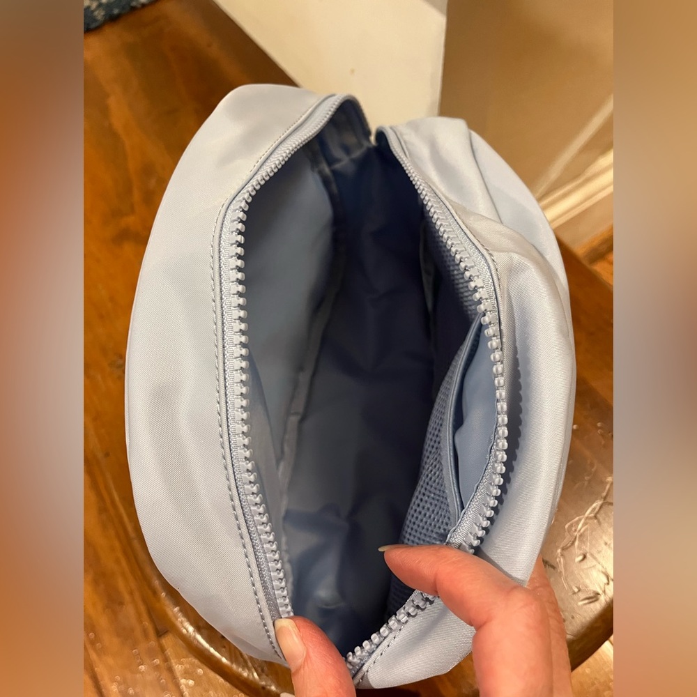 Lululemon Go Getter Pouch in Blue, NWT - Picture 5 of 9